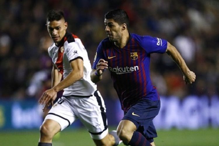 Luis Suarez mendapat pengawalan dari Emiliano Velazquez pada pertandingan Rayo Vallecano vs Barcelona at di Stadiom Vallecas dalam lanjutan Liga Spanyol, 3 November 2018. 