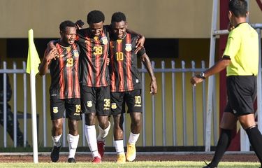 Pesepak bola Papua I Nyoman Nikson Ansanay (tengah) bersama rekan satu timnya meluapkan kegembiraannya usai mencetak gol ke gawang tim Kalimantan Timur saat pertandingan Semi Final Sepak Bola putra PON Papua di Stadion Mandala, Kota Jayapura, Papua, Selasa (12/10/2021). Papua berhasil mengalahkan Kalimantan Timur dengan skor 5-1. ANTARA FOTO/Nova Wahyudi/wsj.
