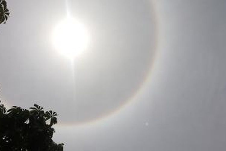 Fenomena matahari bercincin terlihat di langit Sulawesi Utara sejak 1 September 2014.