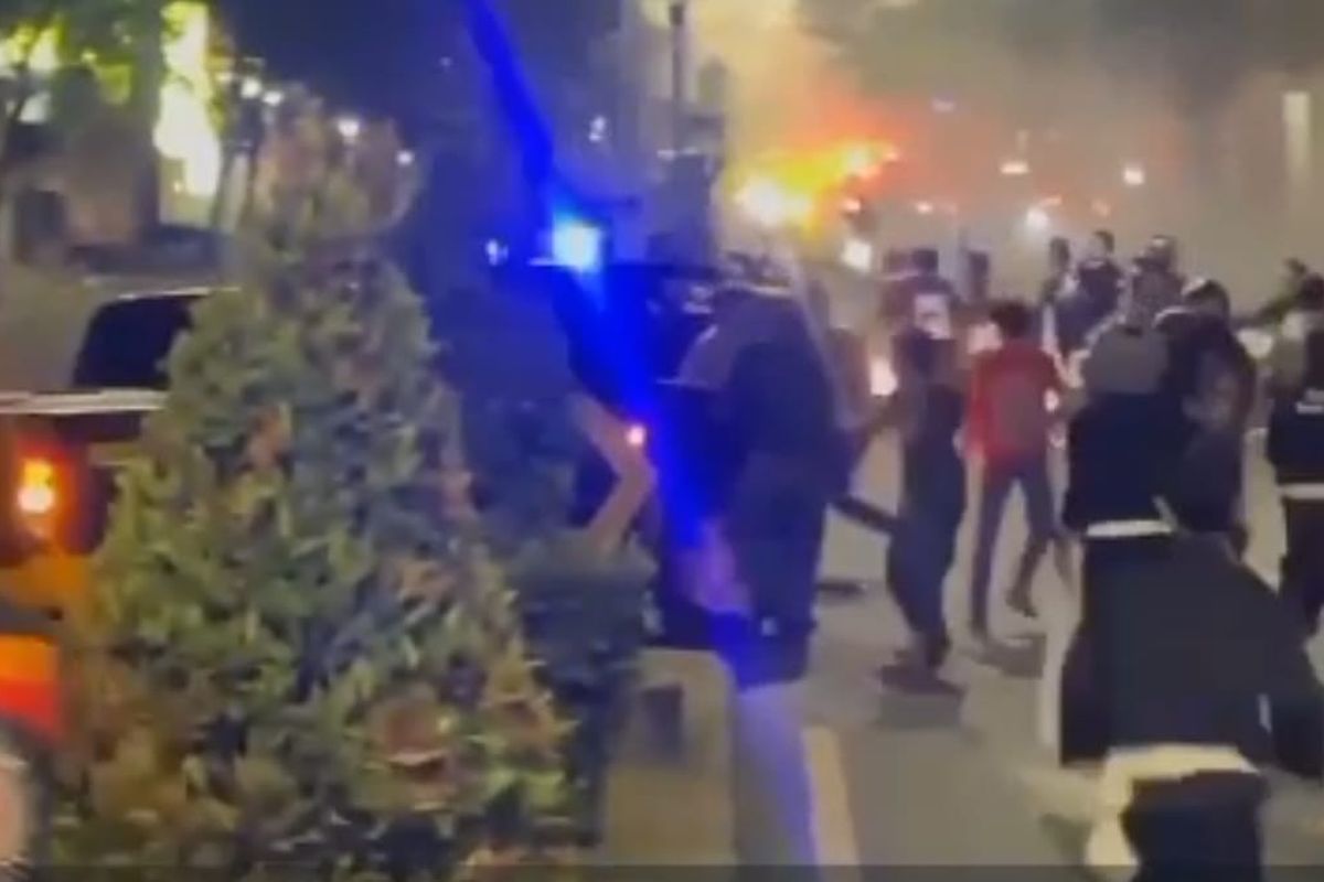 Tangkapan layar pengeroyokan polisi oleh oknum perguruan silat di Kabupaten Jember pada Senin (22/7/2024)