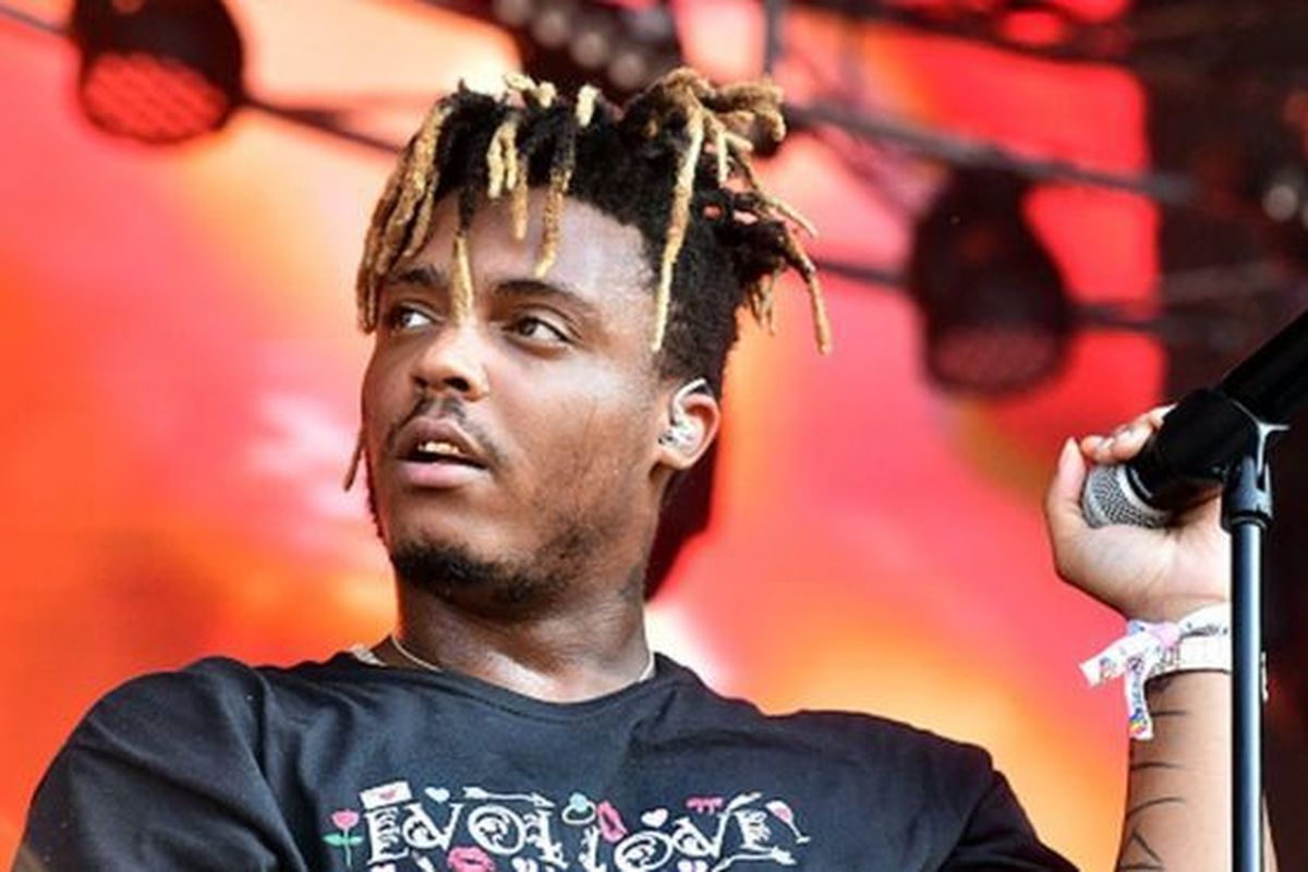 Rapper Juice Wrld atau yang memiliki nama lengkap Jarad Anthony Higgins meninggal dunia setelah kejang-kejang di Bandara Chicago, Minggu waktu setempat. 