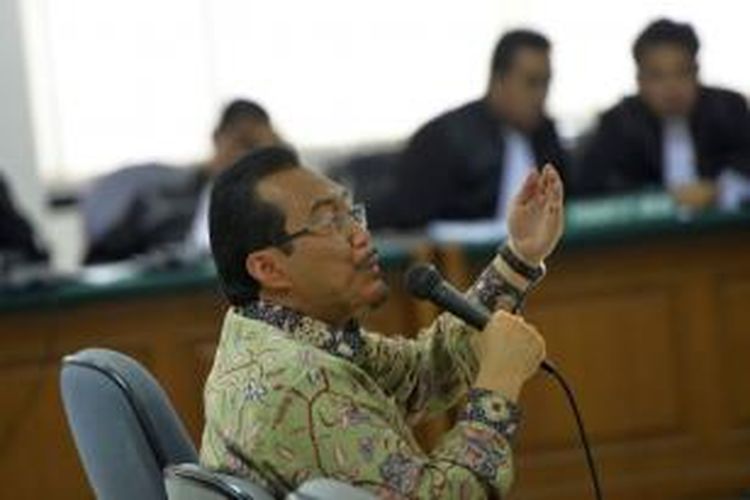 Menteri Pertanian Suswono menjadi saksi pada sidang dugaan suap proyek revitalisasi Sistem Komunikasi Radio Terpadu di Departemen Kehutanan tahun 2006-2008 di Pengadilan Tipikor, Jakarta, Rabu (4/6/2014). Suswono menjadi saksi dalam kapasitasnya sebagai anggota Komisi IV DPR periode 2004-2009, dengan terdakwa Anggoro Widjojo, Direktur PT Masaro Radiokom.