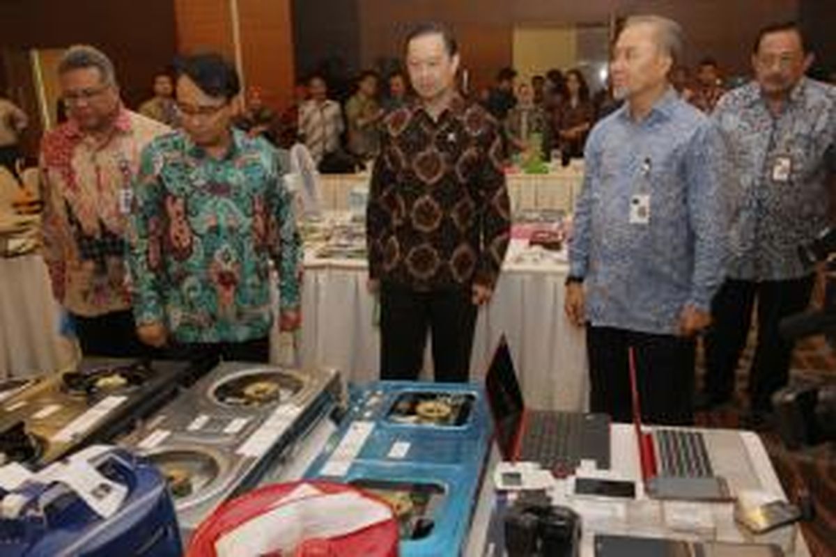 Menteri Perdagangan Thomas Lembong (tengah) bersama Kepala BPOM Roy Sparringa (dua kiri) melihat produk hasil pengawasan semester II tahun 2015, di kantor Kementerian Perdagangan, Jakarta Pusat, Selasa (22/12/2015).