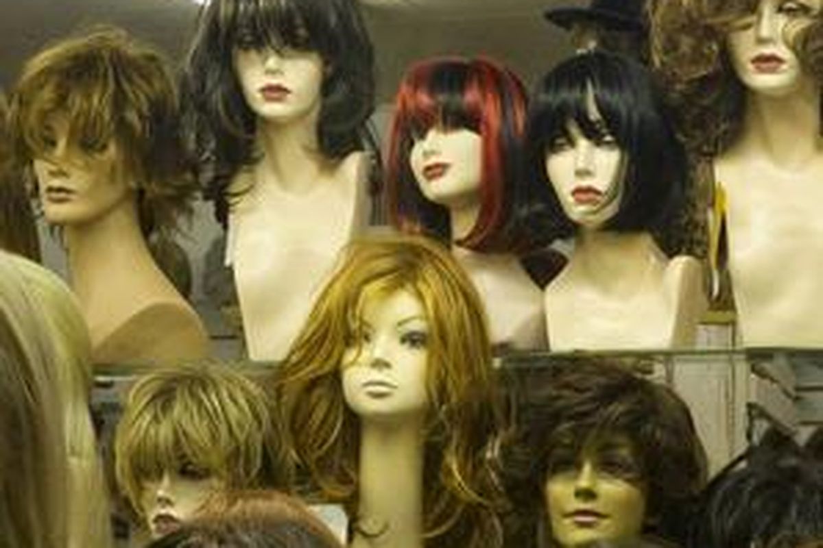 Pilih wig dengan kulit alamiah, agar mudah dibelah rambutnya.