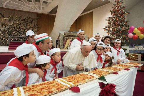 Pizza Panjang Jadi Kue Ulang Tahun Paus Fransiskus 
