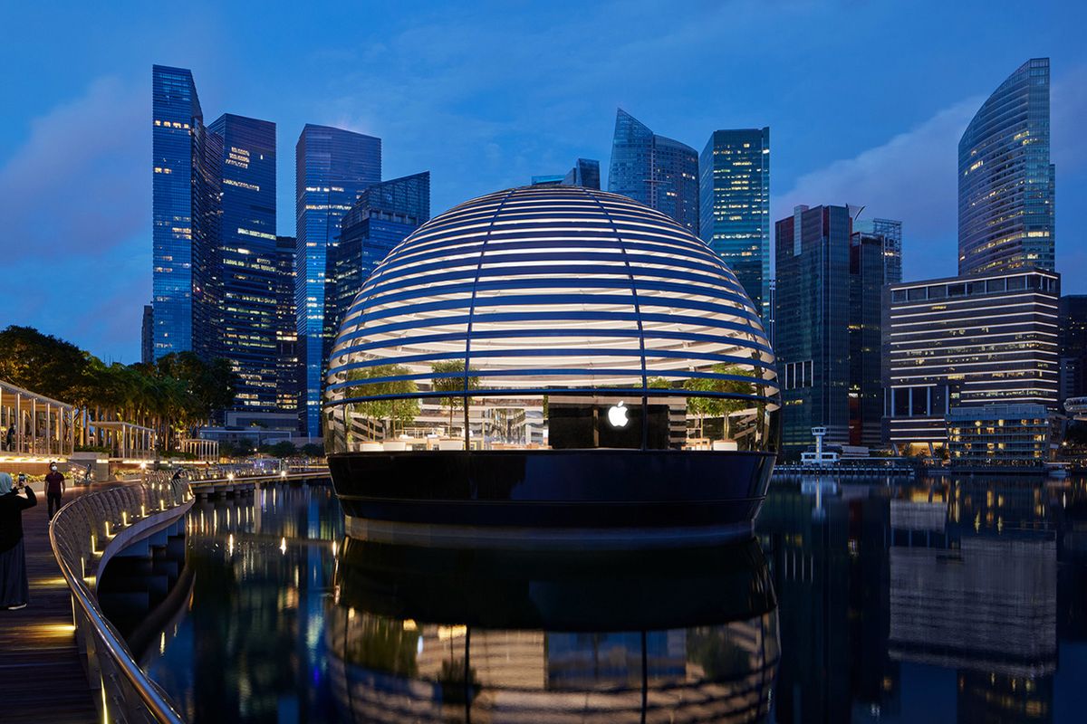 AppleTampilan Apple Marina Bay Sands ketika jendela dibuka pada malam hari.