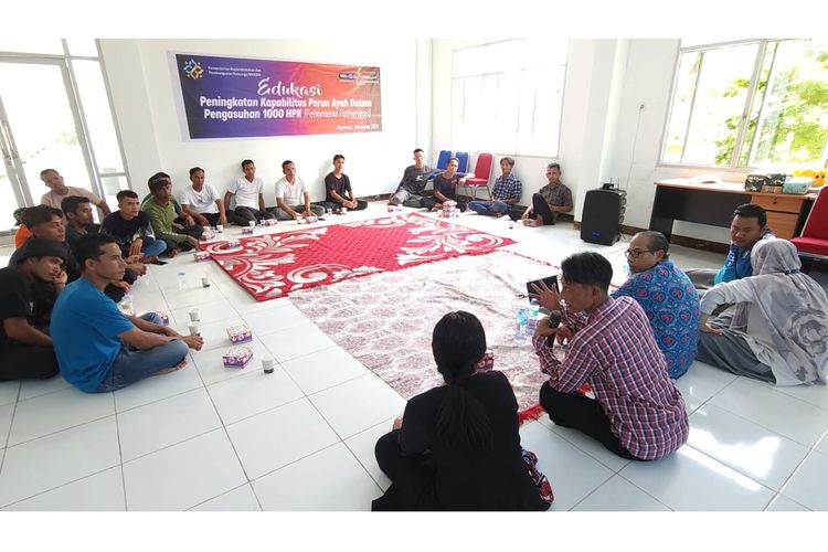 Edukasi Gerakan Ayah Siaga (GAS) oleh dokter Victor pada kelompok BKB di Pulau Karimata.