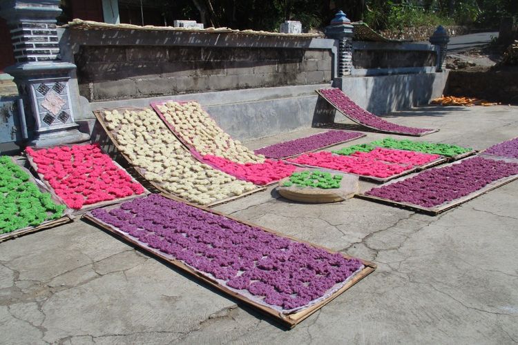 Batches of rengginang getting dried under the sun