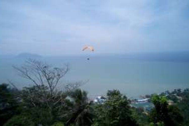 Paralayang saat mengitari wilayah perbukitan dan pantai di lokasi wisata Rindu Alam, Singkawang, Kalimantan Barat, Jumat (19/2/2016).