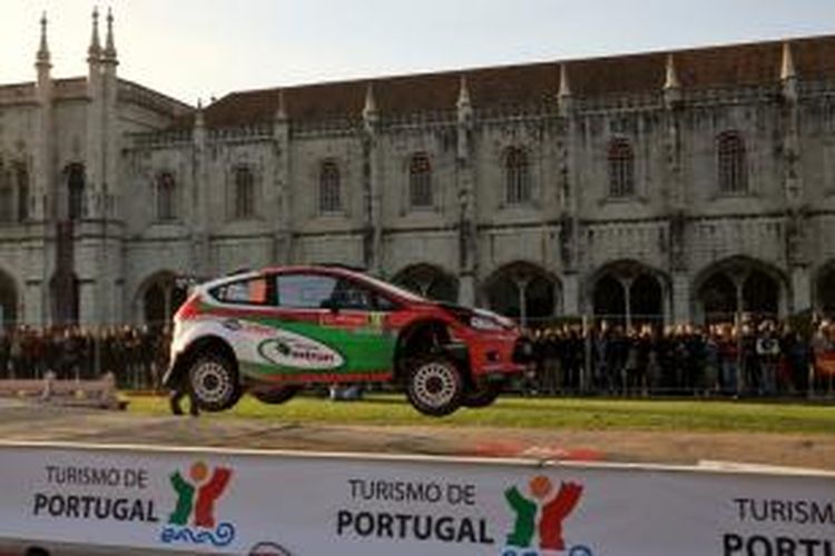 Pebalap Indonesia Subhan Aksa dengan mobilnya di Reli Portugal.
