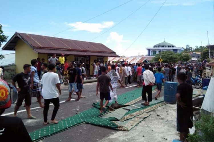 Tersinggung, warga bersama jamaah masjid di Kelurahan Tomolou, Kota Tidore Kepulauan, Maluku Utara mengembalikan karpet bantuan caleg DPR RI Ahmah Hatari, Jumat (19/04/2019)