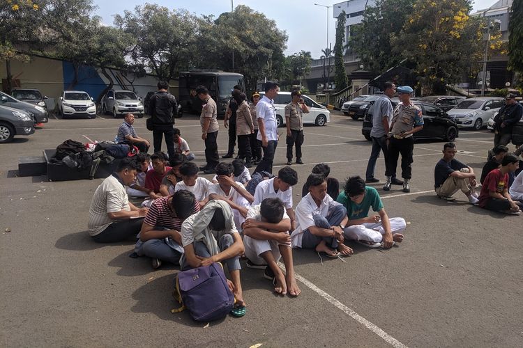 Pelajar dan sejumlah massa bayaran yang diamankan di Mapolres Metro Jakarta Utara saat hendak menuju gedung DPR RI