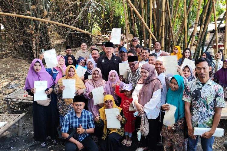 Bertempat di bawah pohon bambu AHY memberikan sertifikat tanah elektronik di Desa Ranggeh Kecamatan Gondangwetan Kab. Pasuruan, Kamis (26/9/2024) 
