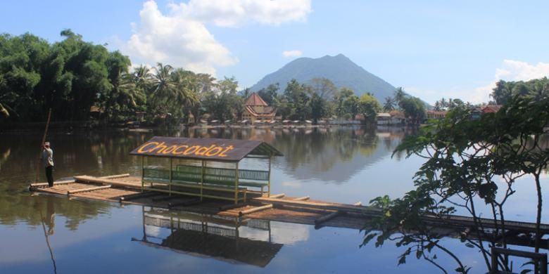 Rakit wisata yang menyeberangkan wisatawan ke Pulo Panjang di Situ Cangkuang, Garut, Jawa Barat.