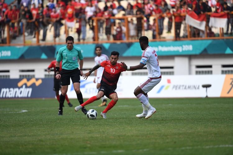 Aksi Stefano Lilipaly dalam pertandingan Timnas U-23 Indonesia vs Uni Emirat Arab pada babak 16 besar Asian Games 2018 di Stadion Wibawa Mukti, 24 Agustus 2018. 