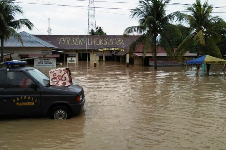 Banjir merendam kantor Polsek Lhoksukon, Kecamatan Lhoksukon, Aceh Utara, Selasa (5/12/2017)
