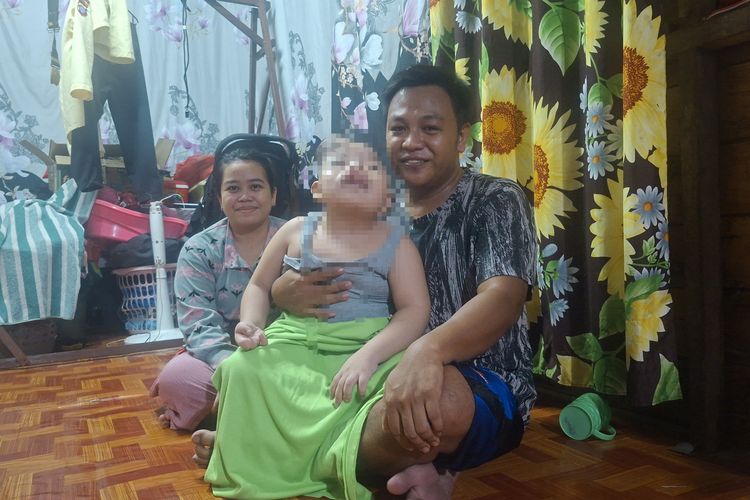 Saat Kabut Asap Menyelimuti Palangka Raya, Laura dan Beni Tetap Bertahan Merawat Anak 