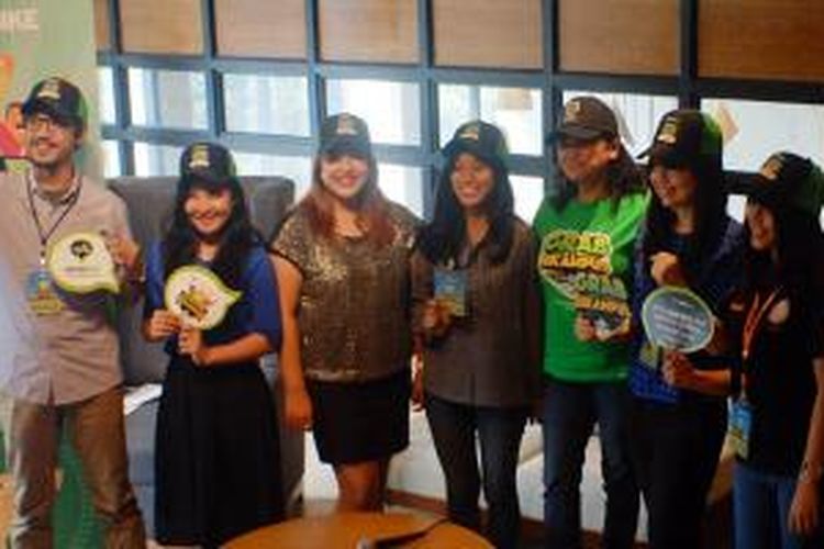Country Head of Marketing GrabTaxi Kiki Rizki (tengah, kaus hijau) bersama perwakilan tim mahasiswa yang mengikuti Grab Sekampus, Rabu (7/10/2015).