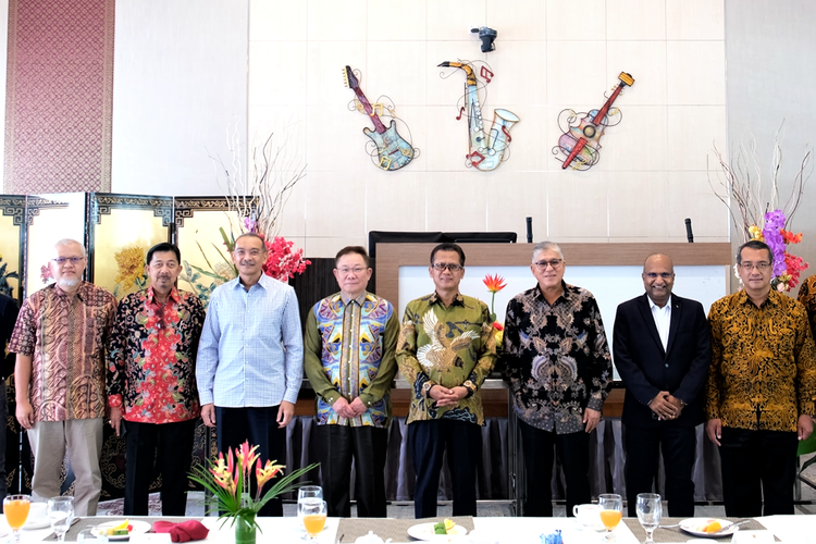 Indonesia's Ambassador to Brunei Darussalam Dr. Sujatmiko (6th from right) posing for a photo with business community in the Sultanate on July 11, 2020. 