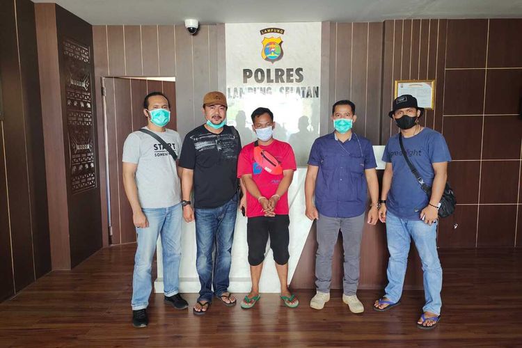 Arsiman (kaus merah) setelah ditangkap aparat Polres Indragiri Hulu, Riau.