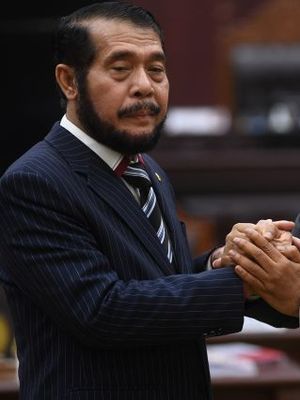 Ketua dan Wakil Ketua Mahkamah Konstitusi terpilih periode 2023-2028 Anwar Usman (kiri) dan Saldi Isra (kanan) saling berjabat tangan usai pemilihan di Gedung MK, Jakarta, Rabu (15/3/2023).