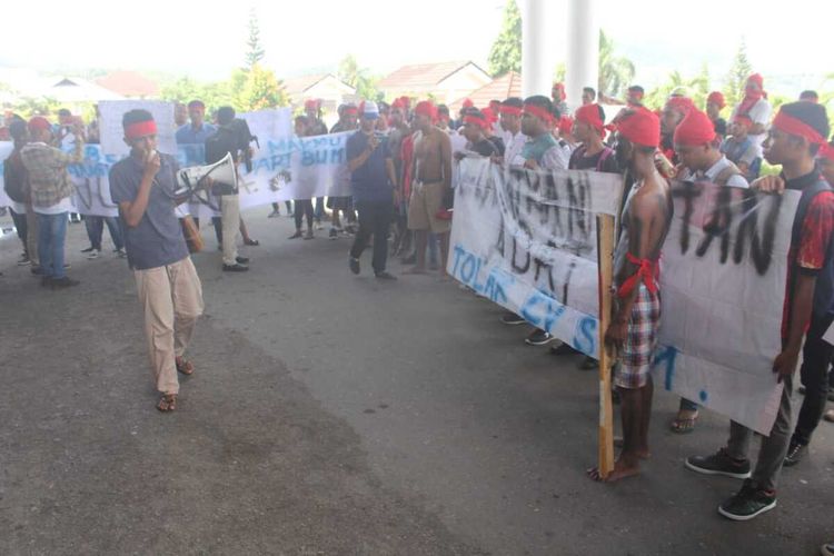 Puluhan mahasiswa yang menamakan diri Aliansi Mahasiswa Adat Welyhata  menggelar aksi unjuk rasa di kantor DPRD Provinsi Maluku untuk memprotes aksi pembabatan hutan adat di Desa Sabuai, Kabupaten Seram Bagian Timur, Kamis (27/2/2020)