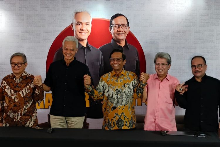 Pasangan calon presiden dan wakil presiden nomor urut 3 Ganjar Pranowo-Mahfud MD berpose bersama dengan tim hukum Ganjar-Mahfud usai konferensi pers menyikapi hasil Pemilu 2024 di Posko Ganjar-Mahfud, Jalan Teuku Umar Nomor 9, Menteng, Jakarta Pusat, Kamis (21/3/2024).