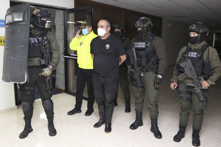 Foto yang dirilis Biro Pers Kepolisian Kolombia menunjukkan Dairo Antonio Usuga, dikenal juga sebagai Otoniel, pemimpin kartel narkoba Clan del Golfo, saat diborgol di Bogota, pada Sabtu 23 Oktober 2021. Melalui operasi melibatkan 500 tentara elite dan 22 helikopter, Otoniel ditangkap dan mengakhiri 10 tahun persembunyiannya.