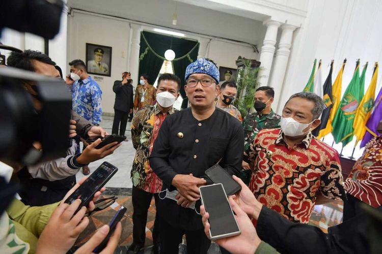 Gubernur Jawa Barat Ridwan Kamil bersama Wali Kota Bandung Yana Mulyana dan Bupati Bandung Dadang Supriatna di Gedung Sate, Kota Bandung, Kamis (30/3/2022).