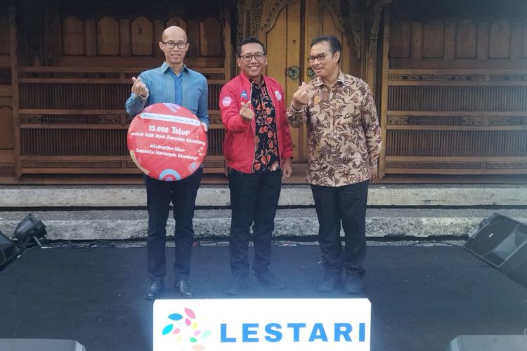 KG Media secara resmi meluncurkan inisiatif Lestari, Jumat (28/7/2023) yang ditandai penyematan jaket oleh Kepala BKKBN Hasto Wardoyo kepada Department Head & Corporate Communication Corporate Governance & Sustainability United Tractors Himawan Susanto, dan penyerahan 15.000 telur secara simbolis oleh Himawan kepada Chief Executive Officer (CEO) KG Media Andy Budiman.