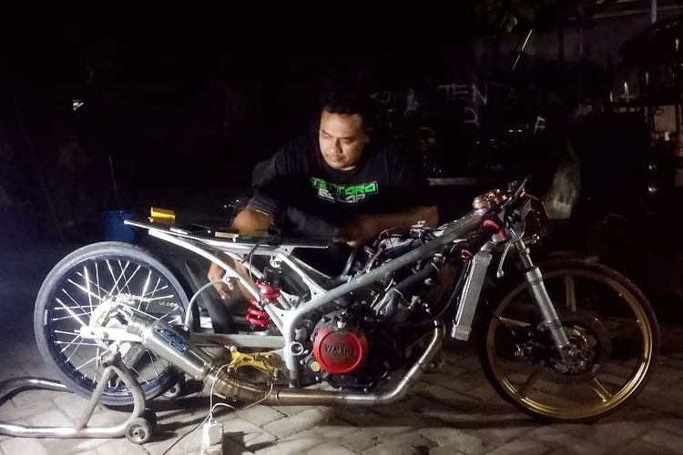 Kopda Miaji (39) sedang merakit motor bore up milik pelanggan.