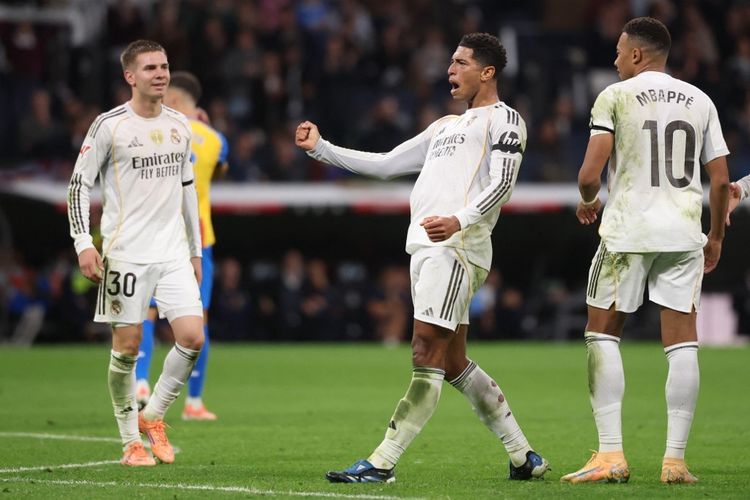 Gelandang Real Madrid, Jude Bellingham, merayakan gol ketiga timnya pada laga Liga Spanyol antara Real Madrid CF dan Valencia CF di Stadion Santiago Bernabeu di Madrid pada 1 November 2025.