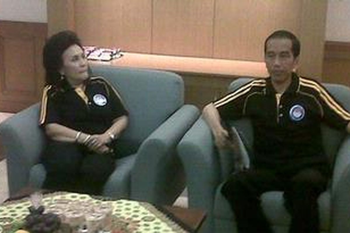 Gubernur DKI Jakarta Joko Widodo (kanan) sesaat sebelum membuka Grand Prix Marching Band ke XXVIII Tahun 2012, Sabtu (22/12/2012), di Istora, Senayan, Jakarta.