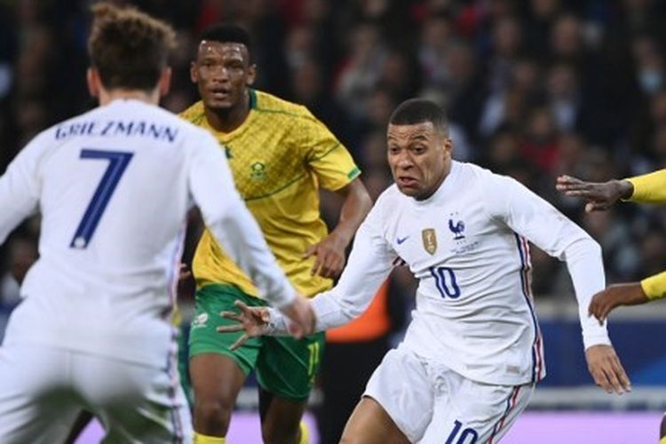 Kylian Mbappe (tengah) coba melewati penjagaan lawan dalam laga uji coba Perancis vs Afrika Selatan yang digelar di Stadion Pierre-Mauroy, Villeneuve-d'Ascq, pada Selasa (29/3/2022) malam waktu setempat.