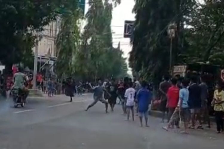 Aksi tawuran para remaja bersenjatakan sarung di pertigaan jalan depan SMP Negeri Jatirogo, Kabupaten Tuban, Jawa Timur.