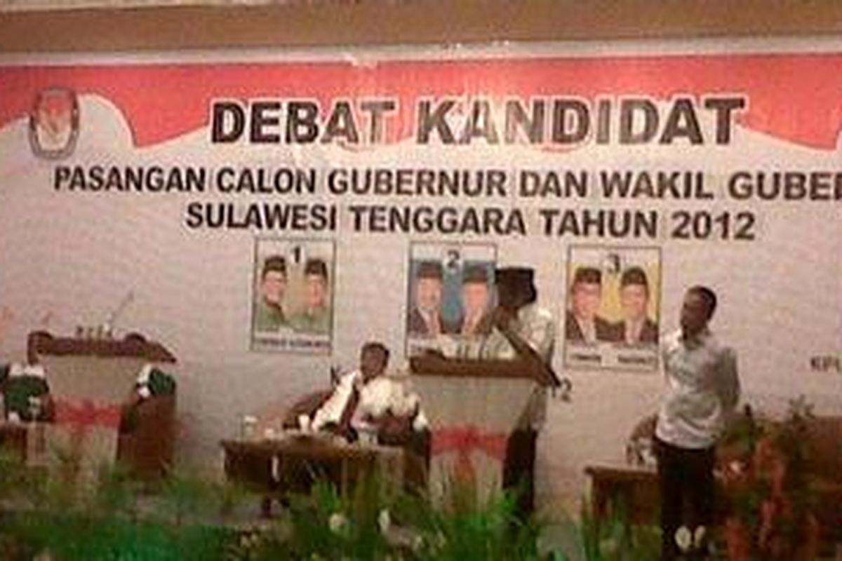 Pasangan Ridwan Bae-Hairul Saleh saat mempertanyakan keabsahan tahapan pilgub sebelum meninggalkan ruangan debat kandidat.