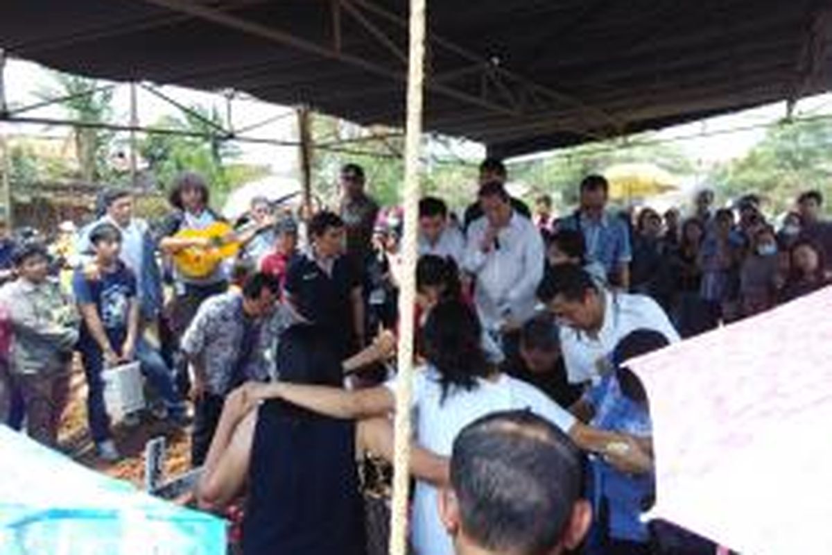 Keluarga almarhumah Dayu Priambarita (45) dan almarhum Yoel Imanuel (5) melakukam prosesi pemakaman di TPU Kebon Kelapa, Jakarta Timur, Sabtu (10/10) siang