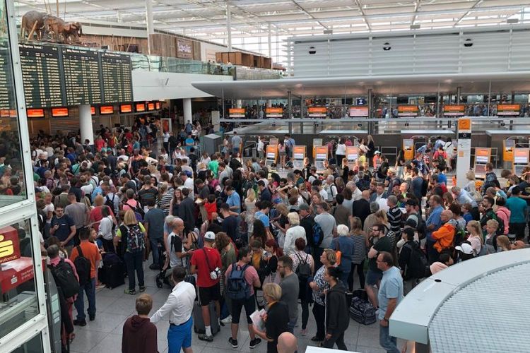 Suasana di Terminal 2 Bandara Munich, Jerman, saat petugas mengumumkan pembatalan 200 penerbangan karena telah terjadi pelanggaran keamanan.