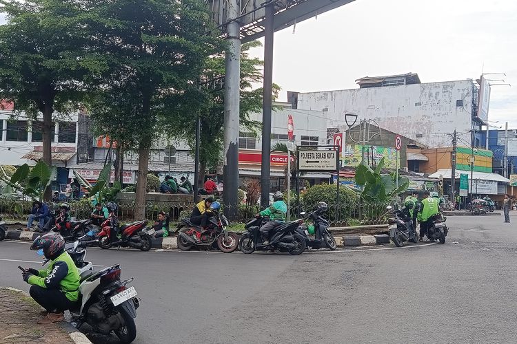 Tergerus Potongan Aplikasi, Pengemudi Ojol di Bekasi Harus Kerja hingga 17 Jam Sehari