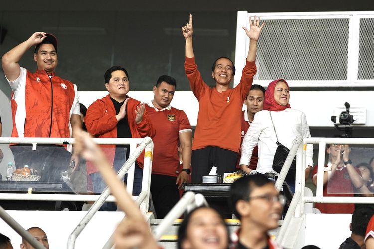 Presiden Joko Widodo (kedua kanan) bersama Ibu Negara Iriana Joko Widodo (kanan), Menteri BUMN sekaligus Ketua Umum PSSI Erick Thohir (kedua kiri), Menpora Dito Ariotedjo (kiri) merayakan gol saat pertandingan timnas Indonesia melawan timnas Brunei pada leg 1 kualifikasi Piala Dunia 2026 babak pertama zona Asia di Stadion Utama Gelora Bung Karno (GBK), Senayan, Jakarta, Kamis (12/10/2023). Indonesia menang atas Brunei dengan skor 6-0. ANTARA FOTO/Dhemas Reviyanto/Spt.