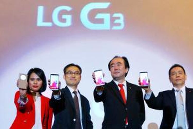 Eksekutif PT LG Electronics Indonesia berfoto bersama saat peluncuran LG G3 di Jakarta, Rabu (18/6/2014).