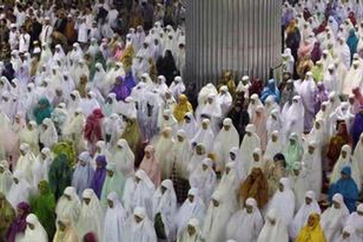 Ratusan umat muslim menunaikan sholat Tarawih pertama di Masjid Istiqlal, Jakarta Pusat, Jumat (20/7/2012) malam. Pemerintah menetapkan 1 Ramadhan 1433 Hijriyah jatuh pada hari Sabtu, 21 Juli 2012.  