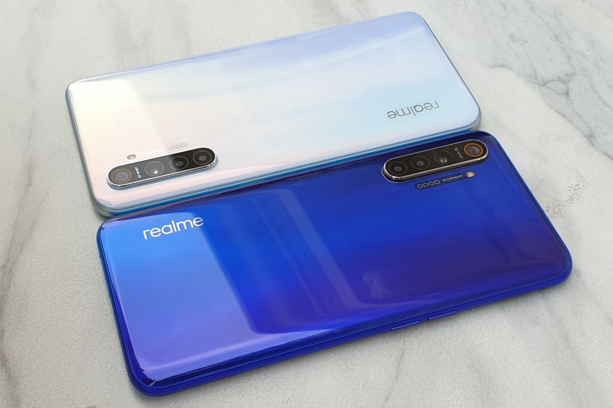 Realme XT varian Pearl White (atas) dan Pearl Blue (bawah).