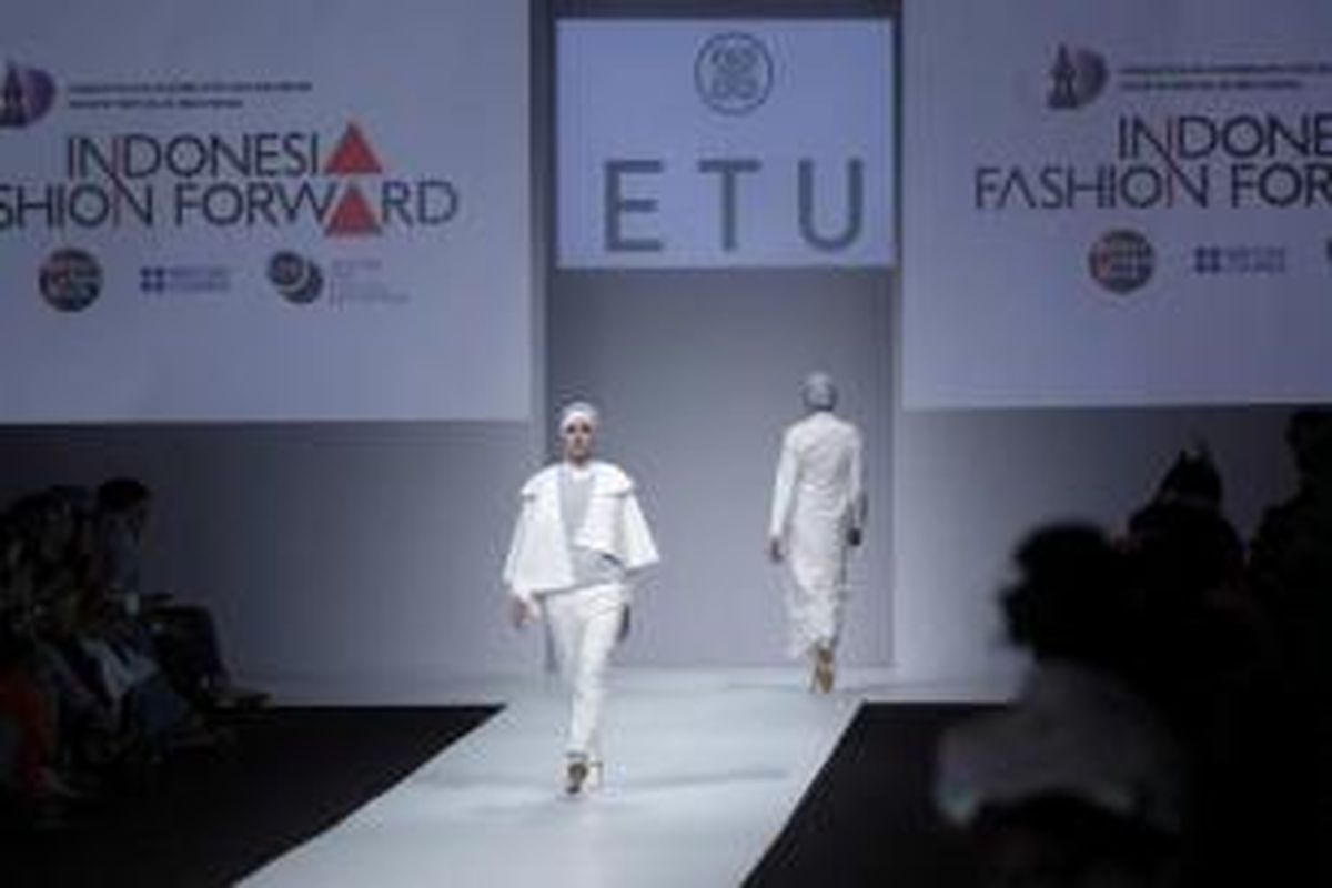 Model memperagakan busana karya Restu Anggraini dalam acara Jakarta Fashion Week 2015, di Senayan City, Jakarta, Sabtu (1/11/2014). Acara yang berlangsung selama satu pekan ini akan menghadirkan beragam karya busana dari desainer dalam dan luar negeri sebagai referensi tren mode pada 2015.