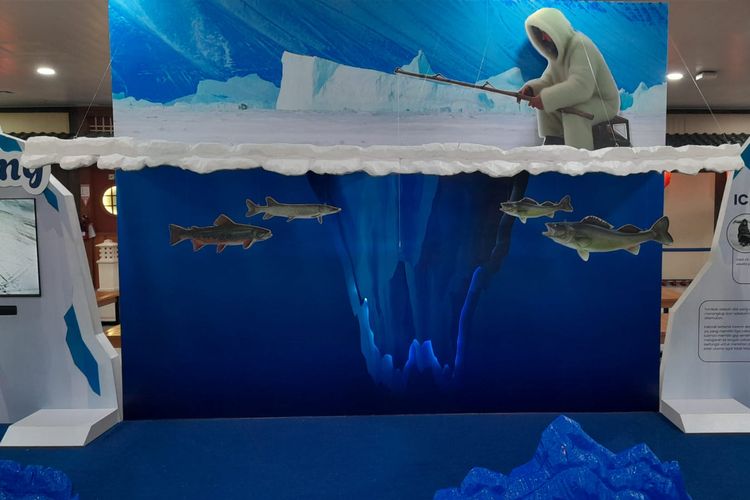 Ice Fishing, merupakan salah satu exhibition edukasi yang bisa menjadi spot foto menarik di Trans Snow World Bintaro