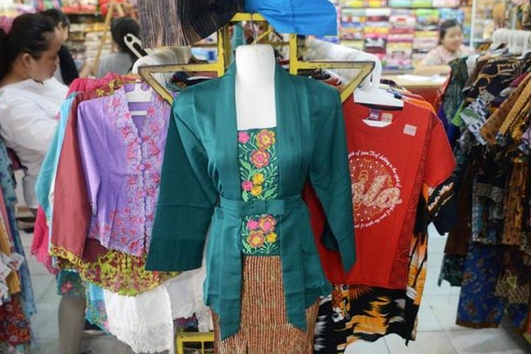Pengunjung memilih pakaian kebaya di Pusat Grosir Solo (PGS), Solo, Jawa Tengah, Selasa (2/4/2019)