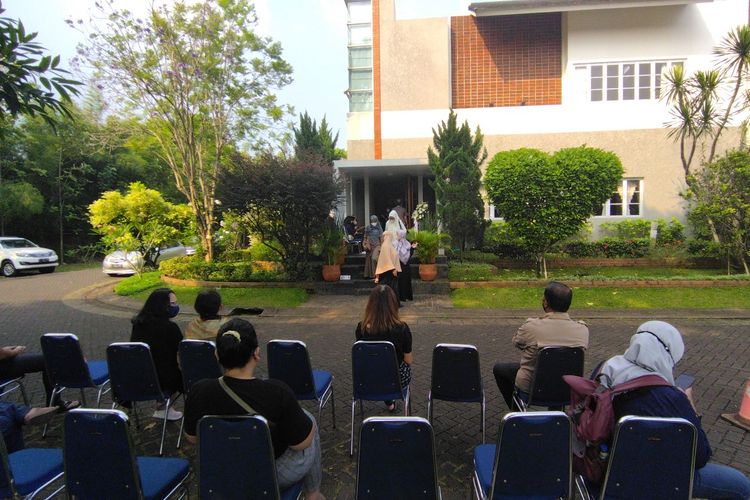 Suasana rumah duka Reza Gunawan di Delatinos, Cluster Caribbean Islands Blok K7/1, Tangerang Selatan, Selasa (6/9/2022).