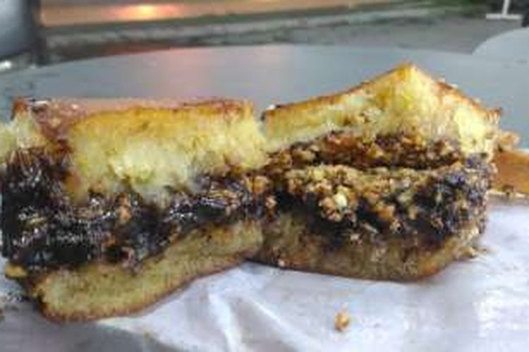 Martabak Tien-tien Lay merupakansalah satu martabak yang tertua di kota Semarang. Varian rasa klasik merupakan yang paling favorit di kedai ini, martabak berisikan coklat meses, kacang, keju, dan susu disetiap lapisnya.