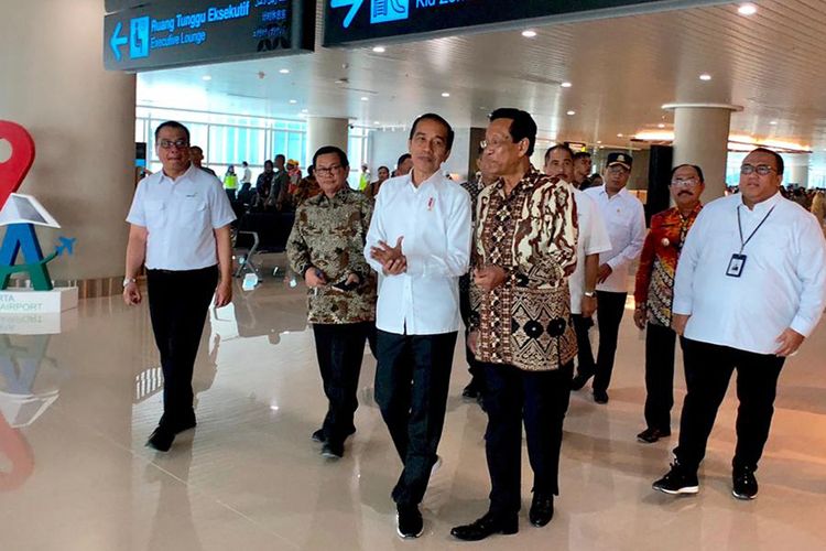 Presiden Joko Widodo (tengah) didampingi Gubernur DIY Sri Sultan Hamengkubuwono X (kanan), saat meninjau perkembangan pembangunan Bandara Internasional Yogyakarta di Kabupaten Kulon Progo, Kamis (29/8/2019). Presiden berharap, bandara dengan kapasitas terminal seluas 219.000 meter persegi yang bisa menampung 20 juta penumpang per tahun tersebut dapat menarik minat kunjungan ke DIY sekaligus wisatawan mancanegara yang datang ke Indonesia.