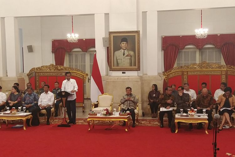 Presiden Joko Widodo memimpin rapat kabinet paripurna di Istana Negara, Jakarta, Senin (24/7/2017)